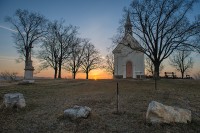 /album/cesko-brno/dsc1350-lisensky-kostelicek-a-vychod-slunce-jpg/
